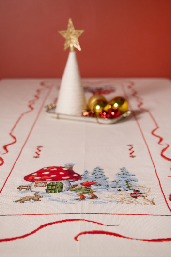 Tomte vid svamphus - stor bordsduk