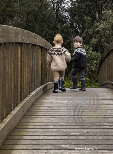 Æsa - Stickad barntröja i Léttlopi