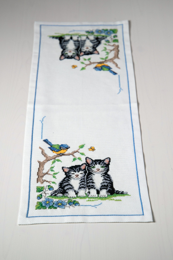 Randiga katter i vårsolen - Löpare