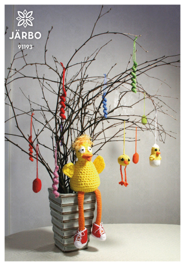 Påskkyckling med basketskor och pynt till påskriset 