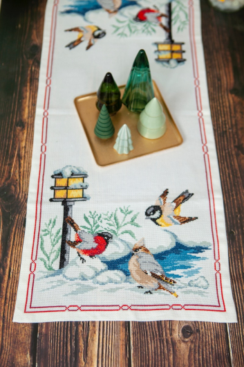 Broderikit fåglar i vinterlandskap - löpare | Eddna SE