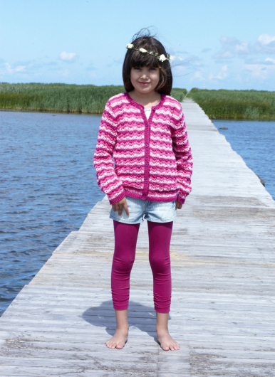 Randig barnkofta med hålmönster