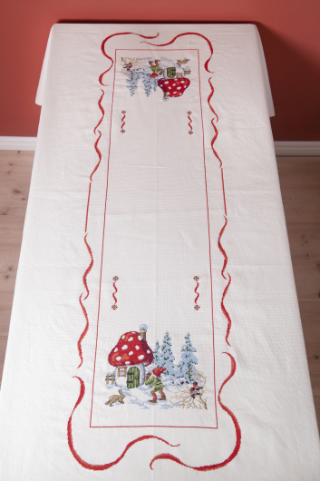 Tomte vid svamphus - stor bordsduk