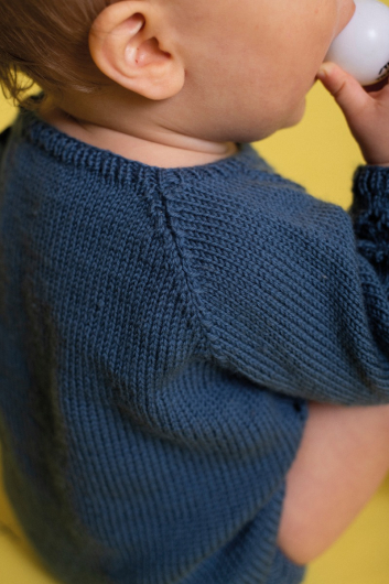 Babybody med spetsmönster 