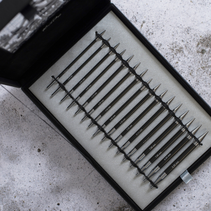 KnitPro Karbonz Box of Joy - Set med ändstickor (8 par, 13 cm)