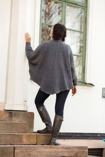 Rund poncho med flätor