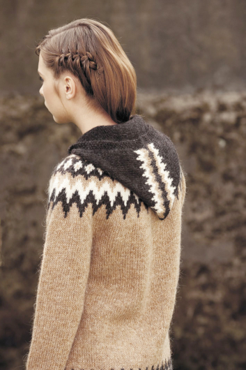 Mönsterstickad kofta med huva