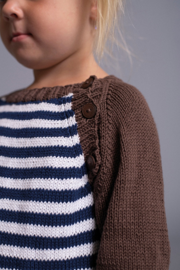 Randig babytröja med knappar i raglan  