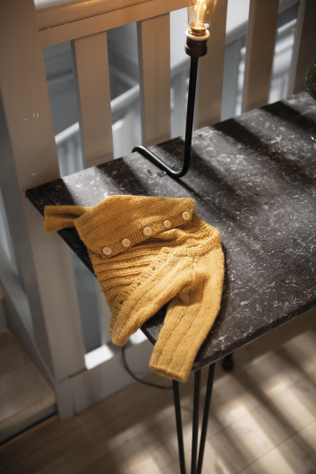 Skara - resårstickad babykofta