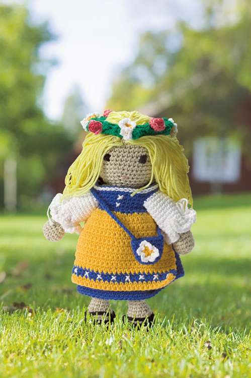 Påklädnadsdocka i nationaldräkt - amigurumi 