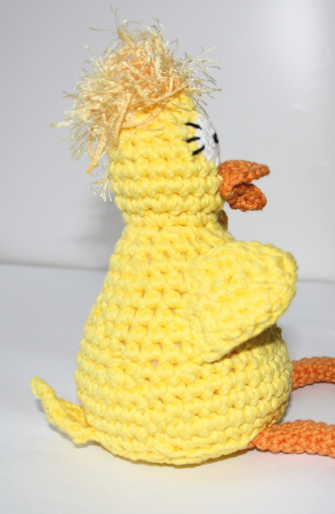 Påskkyckling med basketskor och pynt till påskriset 