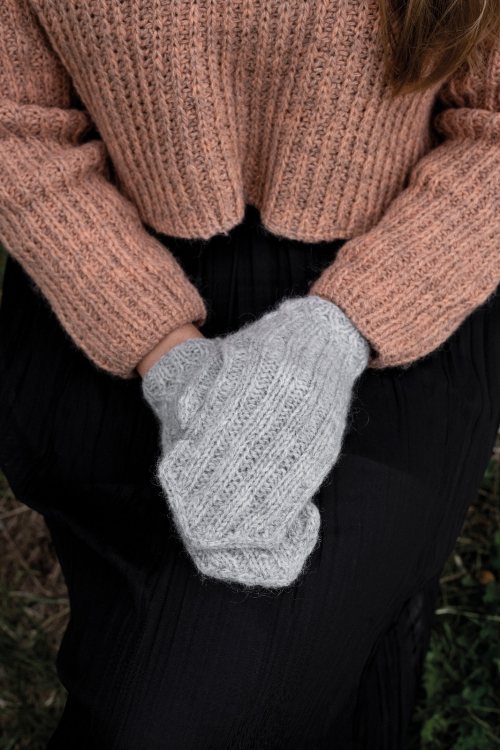 Folklig - ribbstickad vante