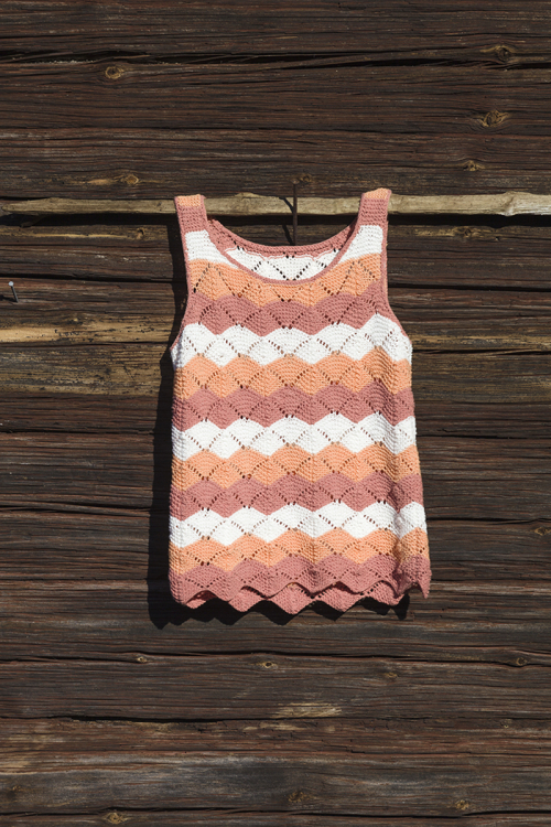 Kofta och linne i sicksackmönster