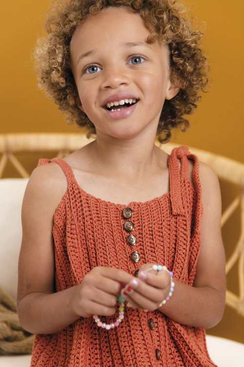 Brielle – virkad barnklänning med knappar