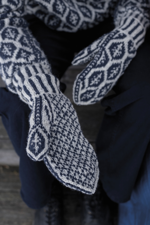 Lövfall – mönsterstickade vantar