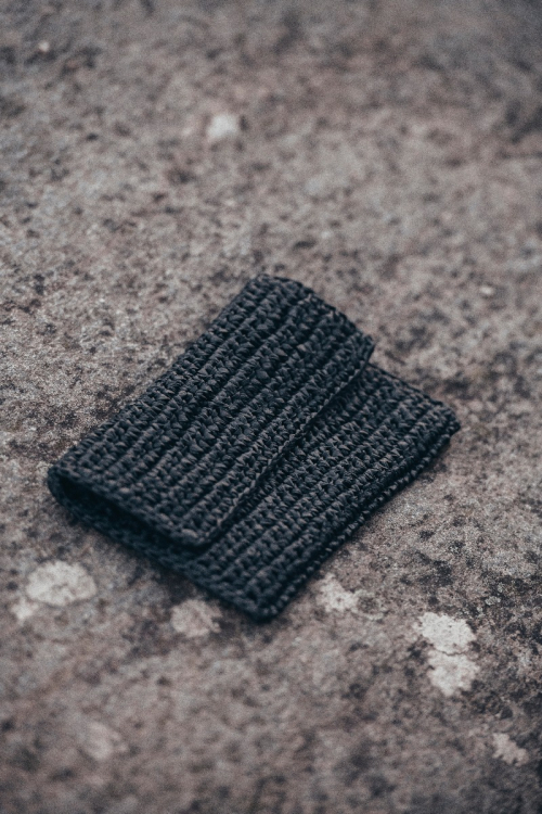 Kuvertväska och rottingliknande väska med mobilficka 