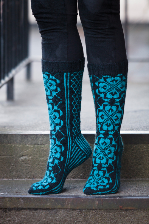 Mönsterstickade sockor med rosor