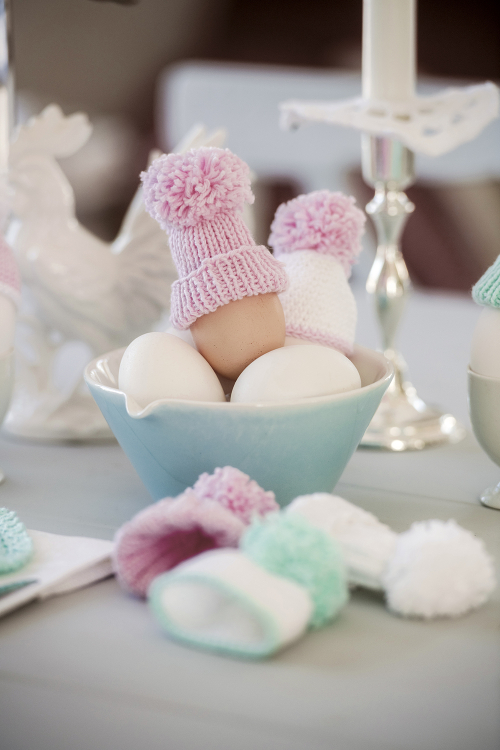 Stickade och virkade äggmössor till påskbordet