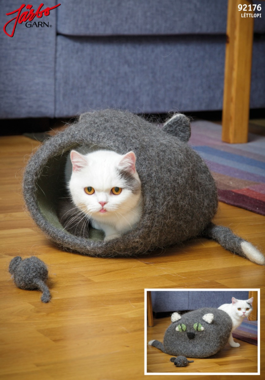 Filtad kattgrotta med öron och svans