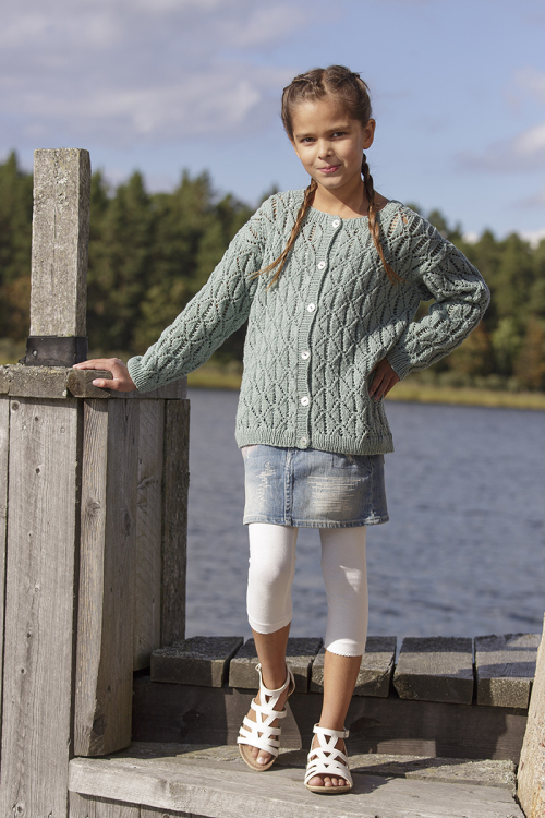 Barnkofta i spetsmönster