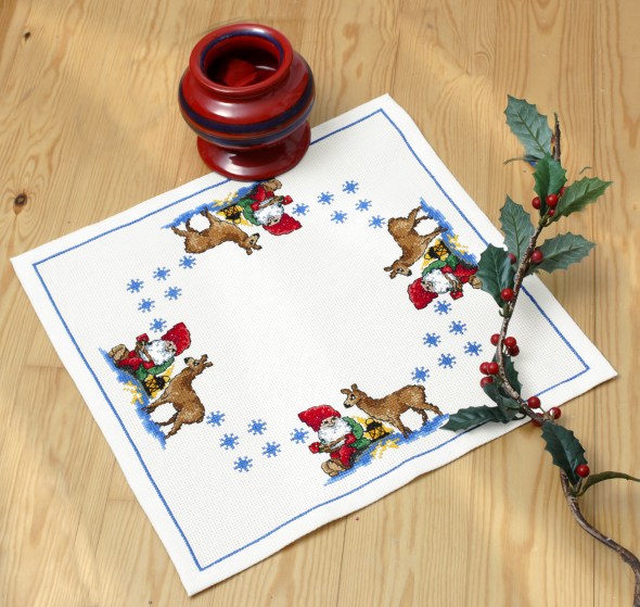 Broderikit rådjur och tomte - duk | Eddna SE