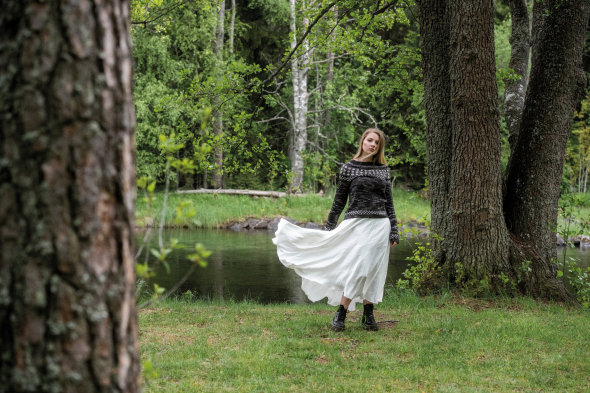 Vira - rundstickad tröja med mönstrat ok