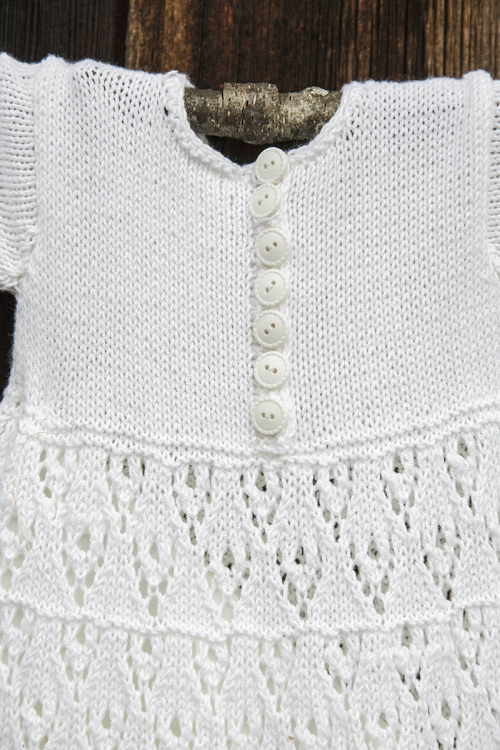 Stickad dopklänning och hätta 