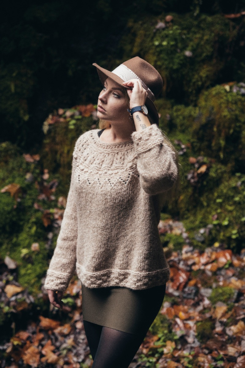 Forest - rundstickad tröja med hålmönster och moucher