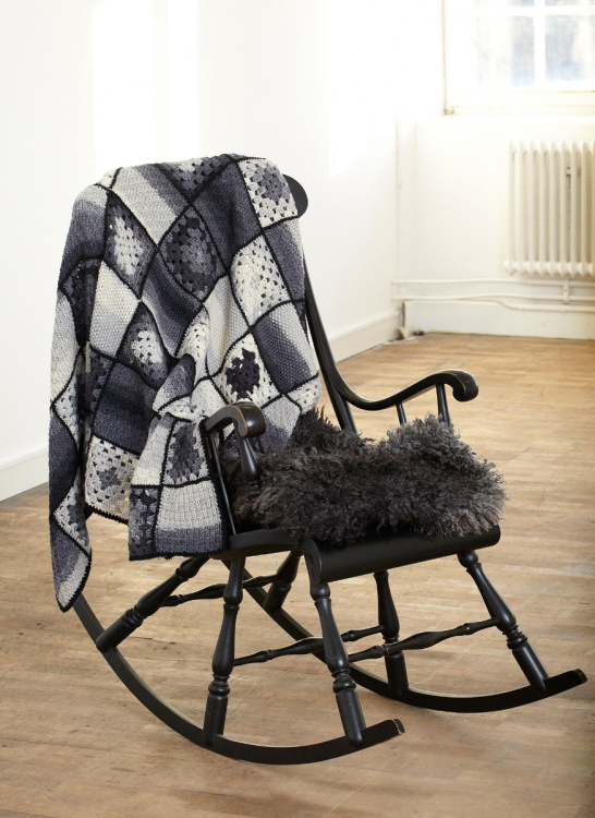 Pläd av stickade och virkade rutor