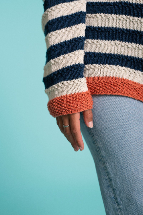 Randig tröja med ribbstickat ok