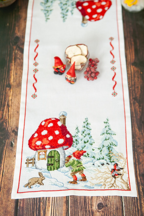 Broderikit tomte vid svamphus - löpare | Eddna SE