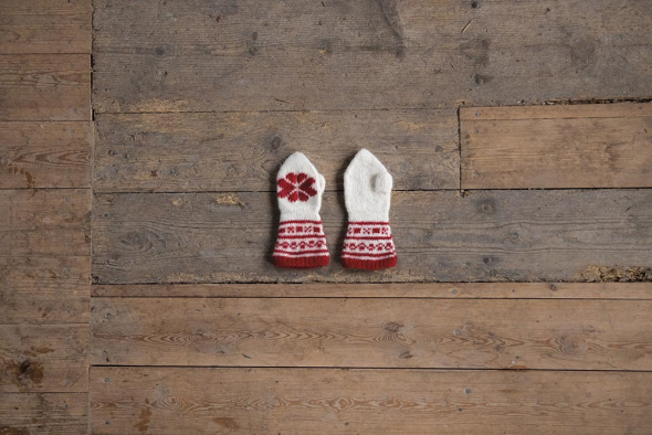 Järnblomma – stickade vantar