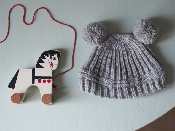 Ribbstickad babymössa med pompoms