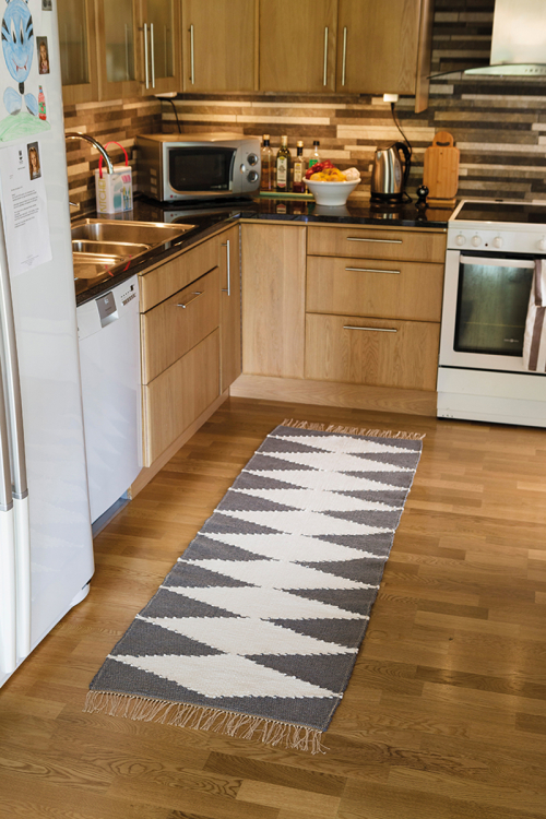 Handvävd matta med 50-talsinspirerade rutor 