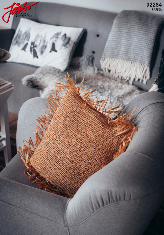 Virkad kudde med fransar