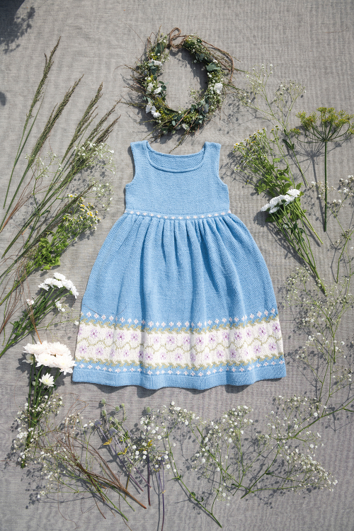 Folkdräkt – barnklänning med blombård