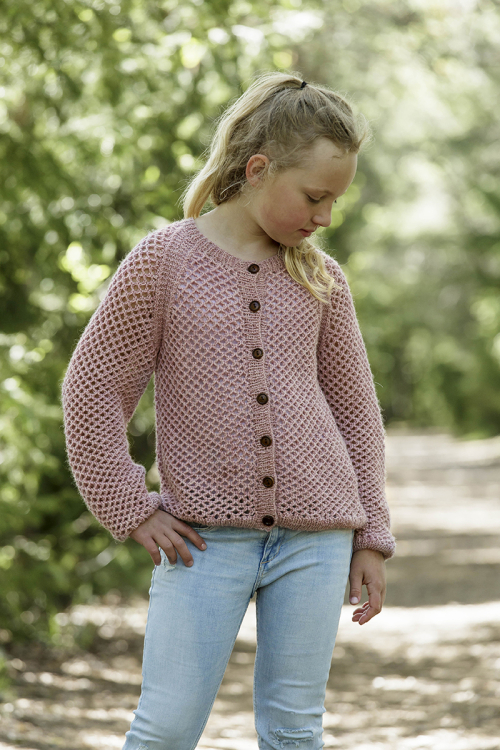 Mönsterstickad barnkofta