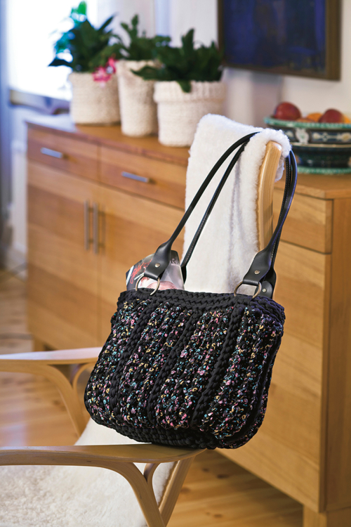 Virkad tvåfärgad väska