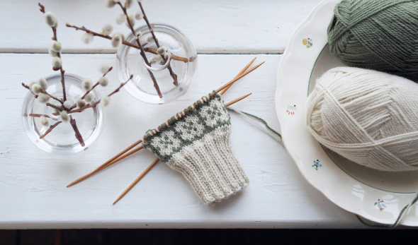 Vårblomma - mönsterstickade halvvantar