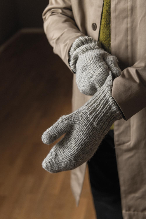 Skulptur - stickade vantar