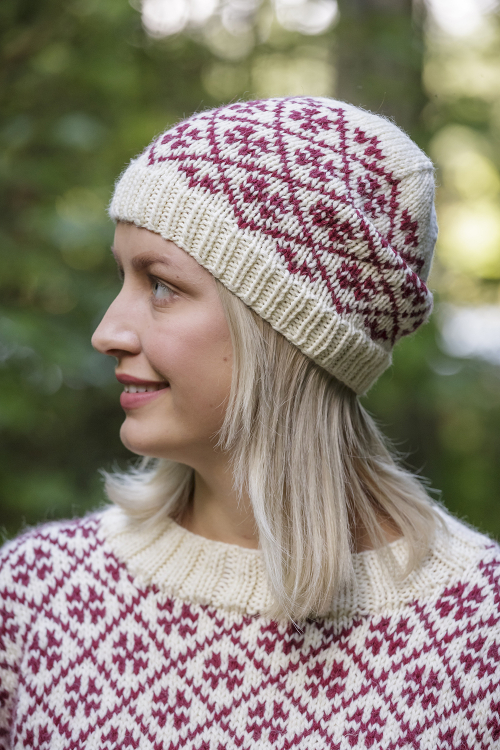 Tre olika mönsterstickade mössor