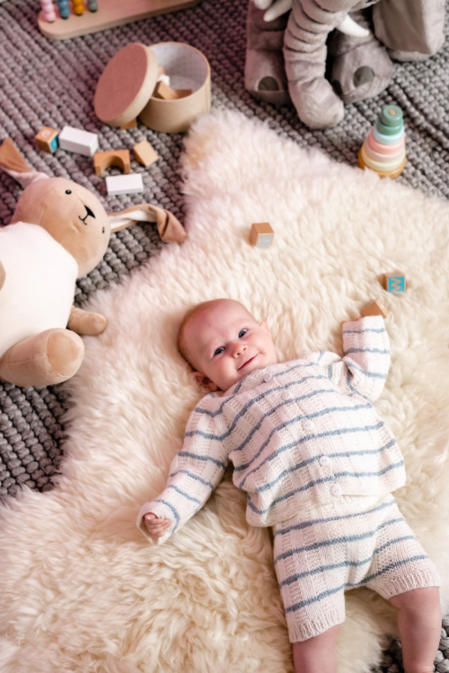 Karon - stickade babyshorts 