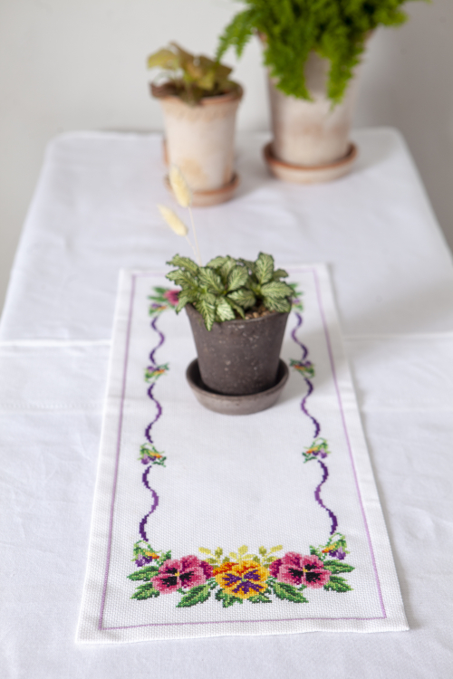 Broderikit Penséer - löpare | Eddna SE