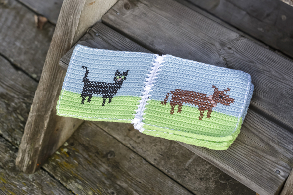 Virkad pekbok med broderade djur