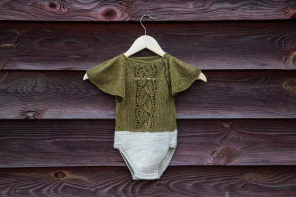 Siw - babybody med spets, puffärm och osynlig knäppning