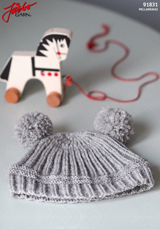 Ribbstickad babymössa med pompoms