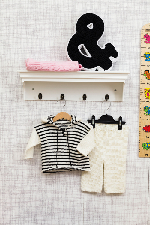 Byxa och randig hoodie till barn