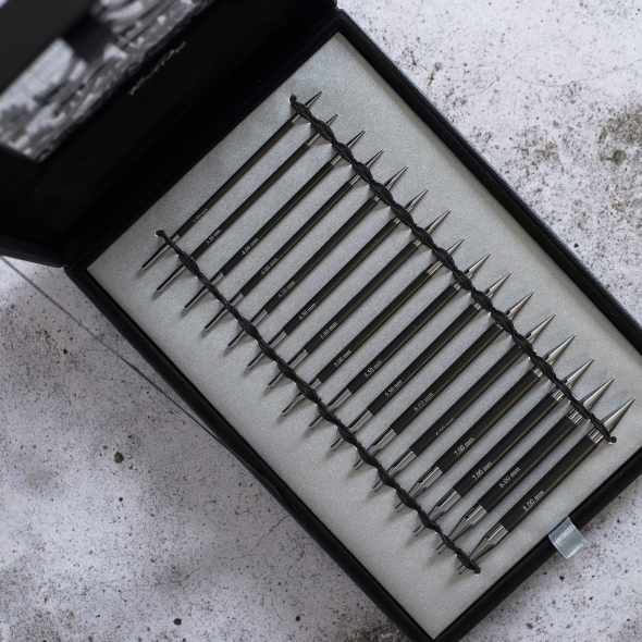 KnitPro Karbonz Box of Joy - Set med ändstickor (8 par, 13 cm)