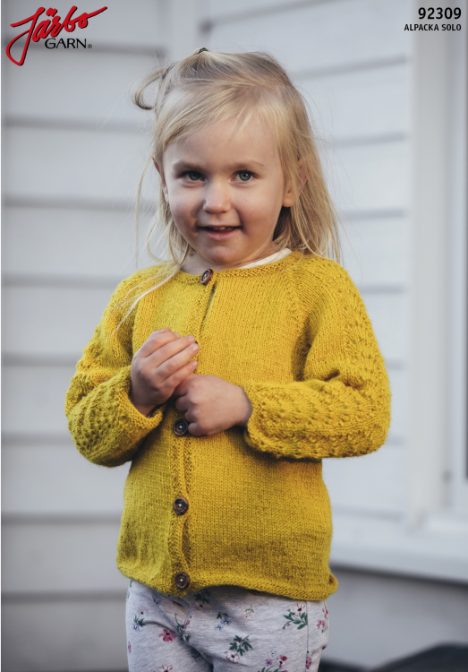 Höstpromenad - barnkofta med mönsterstickade ärmar 