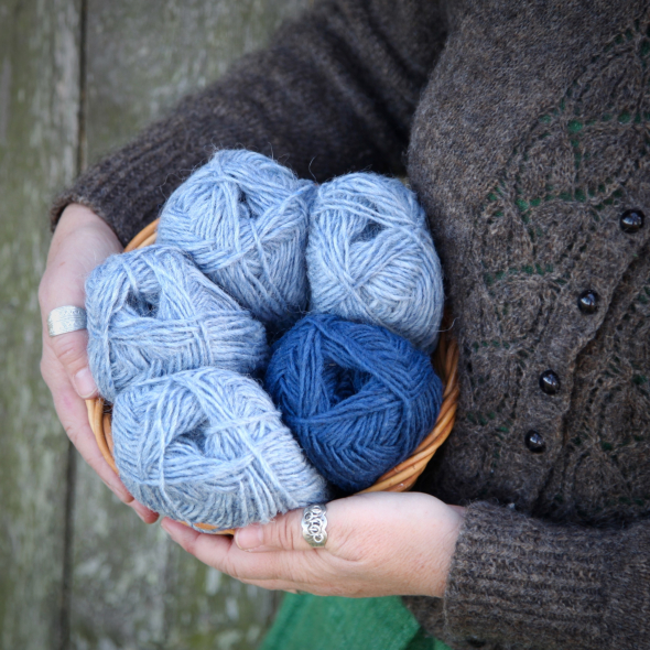 Sjön - Islandskofta med mönsterstickat ok